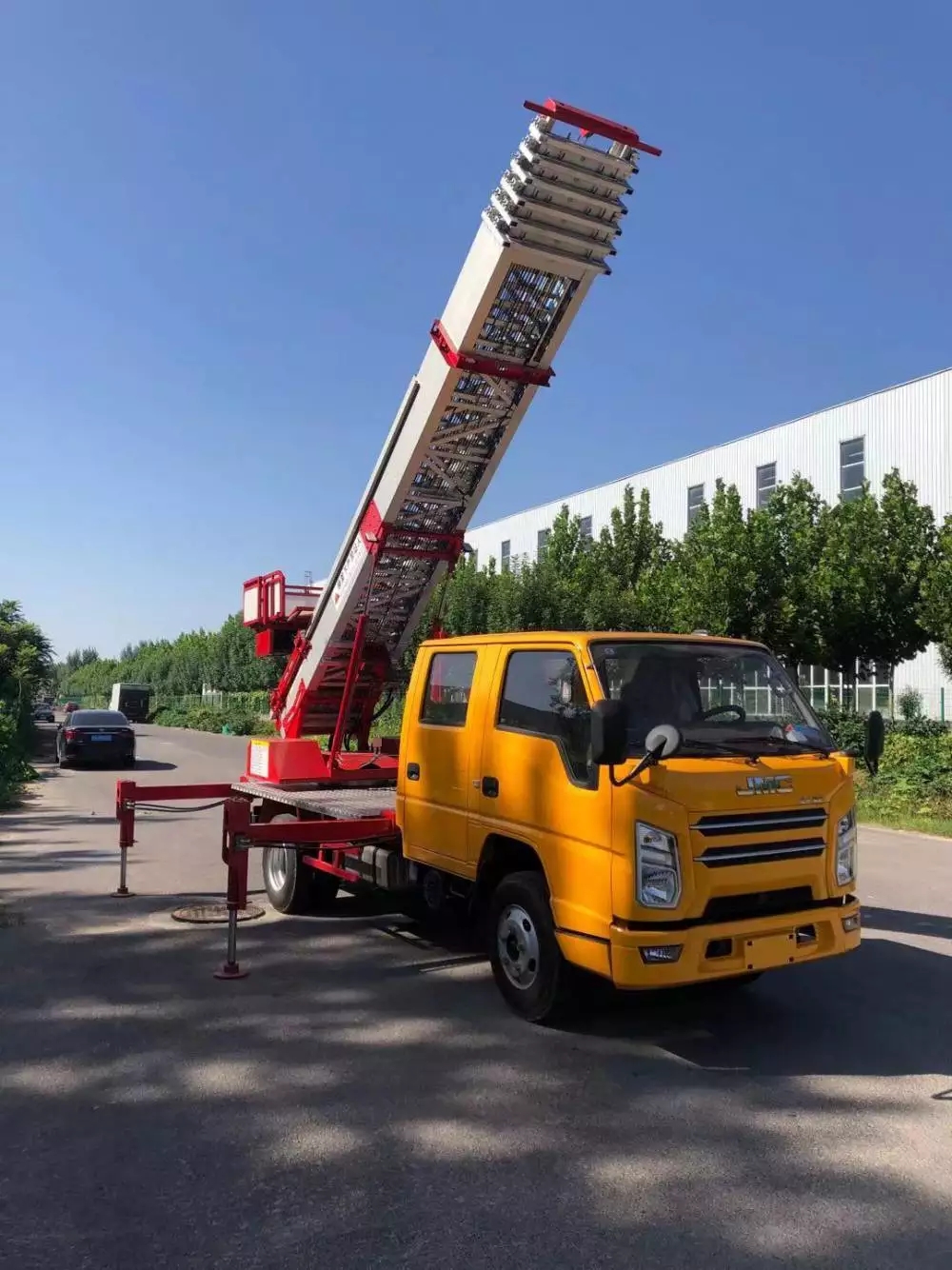 阜阳附近的云梯车出租服务：轻松解决高空作业需求